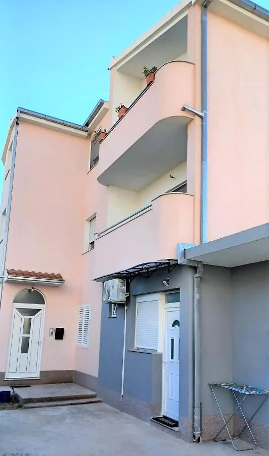 Apartment Neva Split With Free Private Parking Space
