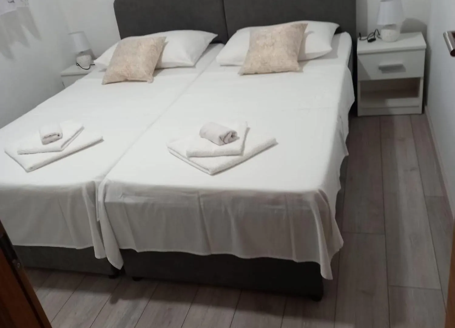 Apartment Neva Split With Free Private Parking Space 0*,