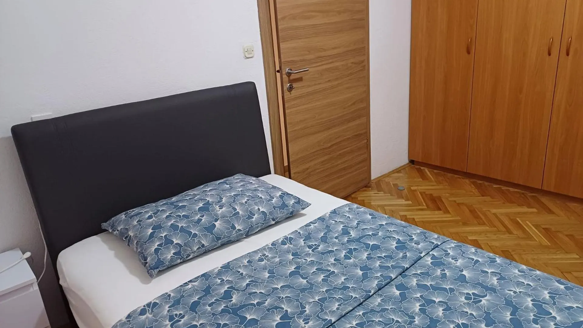 Apartment Neva Split With Free Private Parking Space